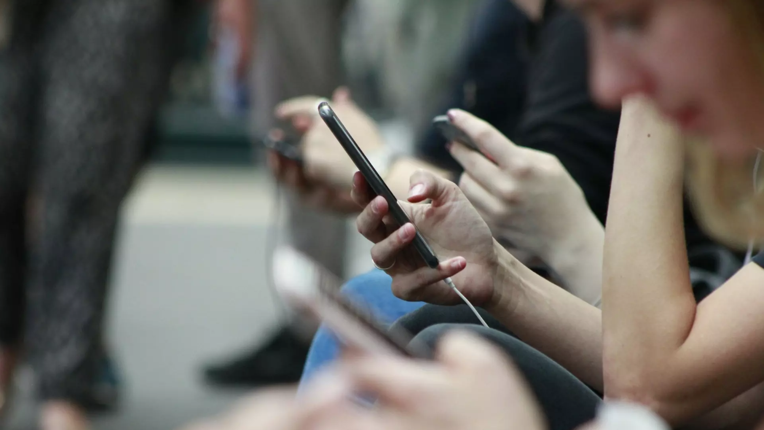 La solitudine diventa business: AI e app trainano un mercato da 500 miliardi